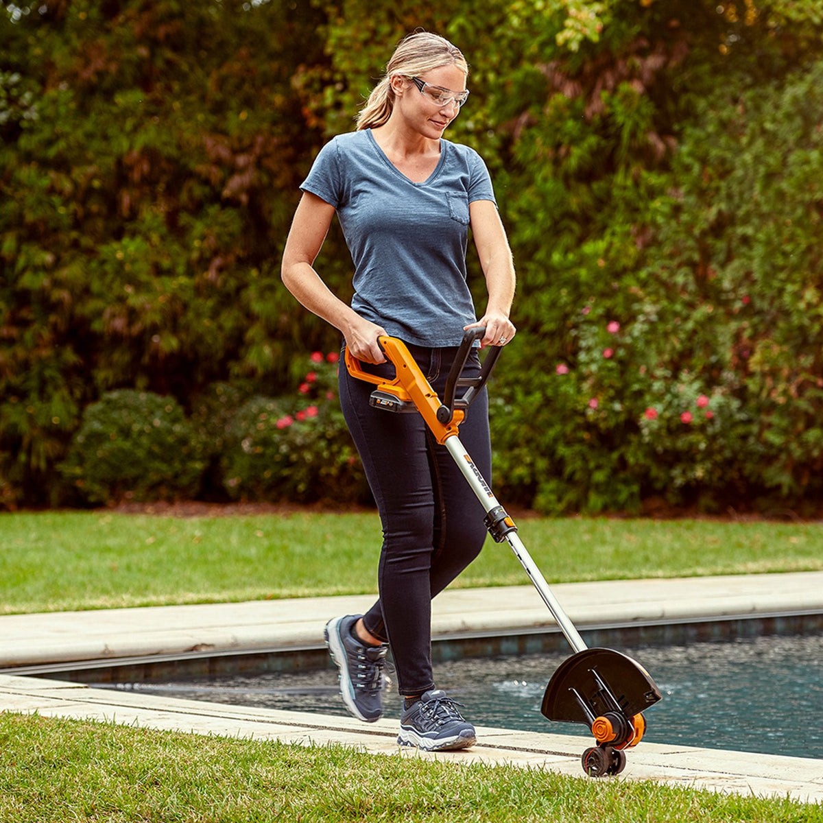 Cordless Leaf Blowers, 20V - Item 0003331 D8